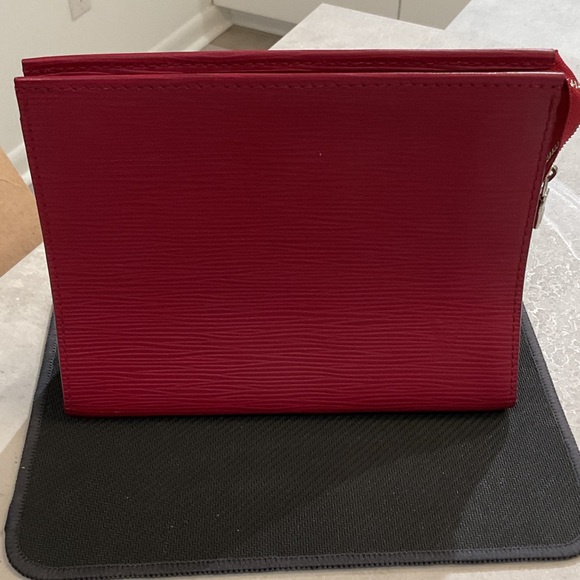 Louis Vuitton Epi pouch 26 Fuchsia